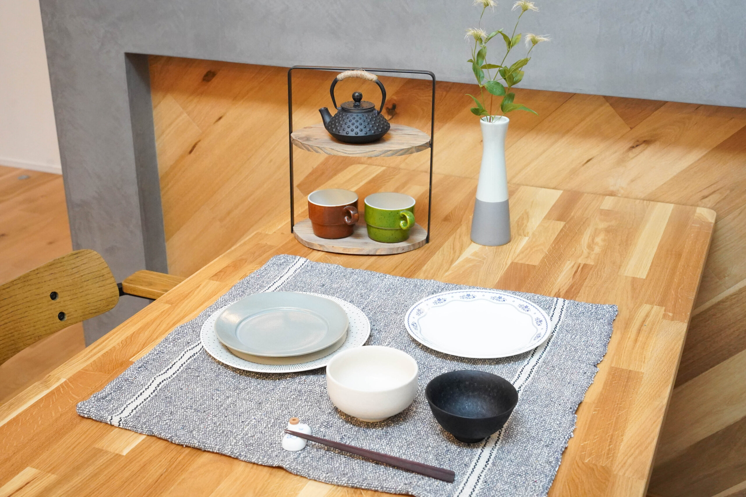 Allegory HomeTools の食器と雑貨が整然と並ぶショップディスプレイ、使うほど愛着のわく暮らしの道具たち