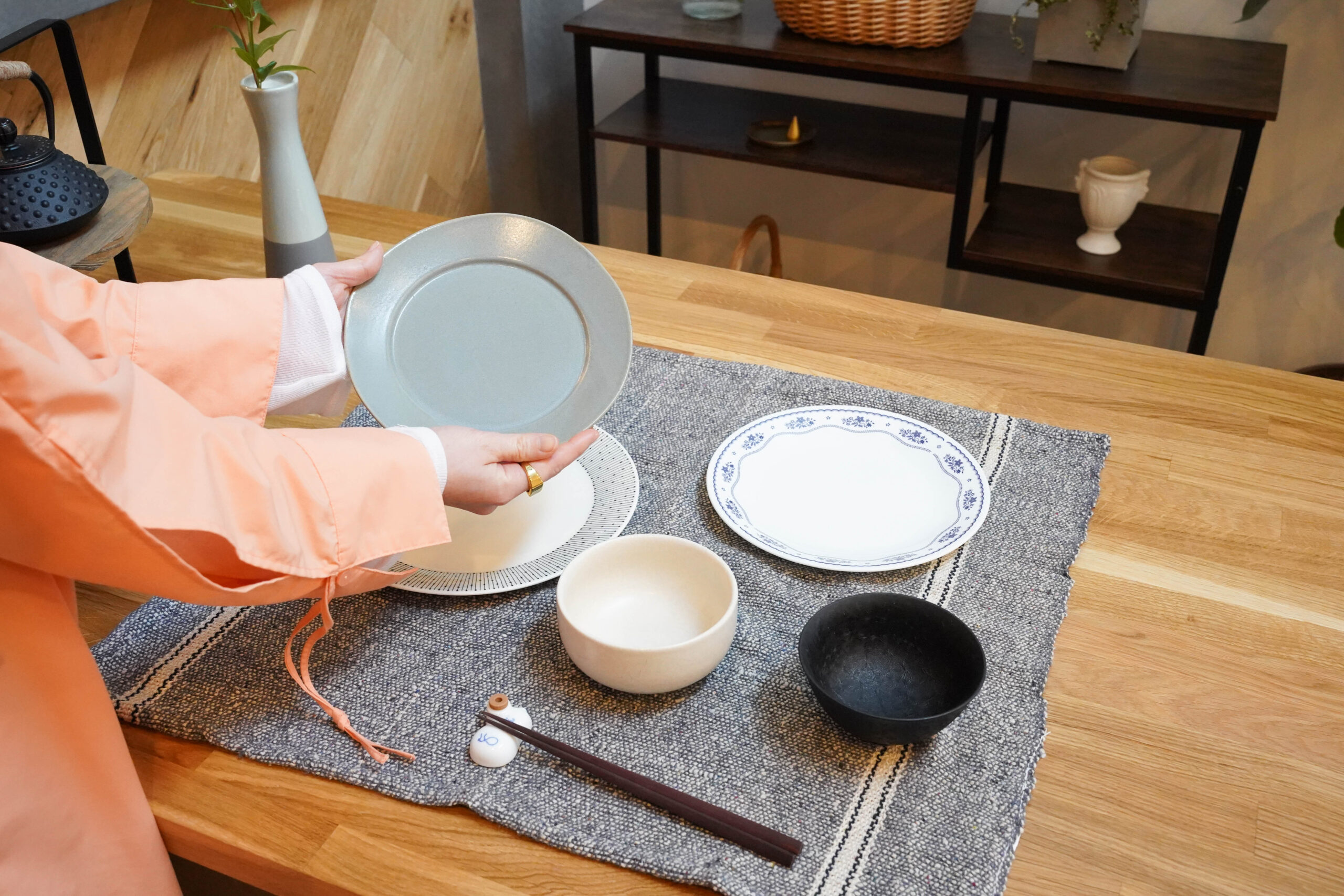 Allegory HomeTools の食器と雑貨が整然と並ぶショップディスプレイ、使うほど愛着のわく暮らしの道具たち
